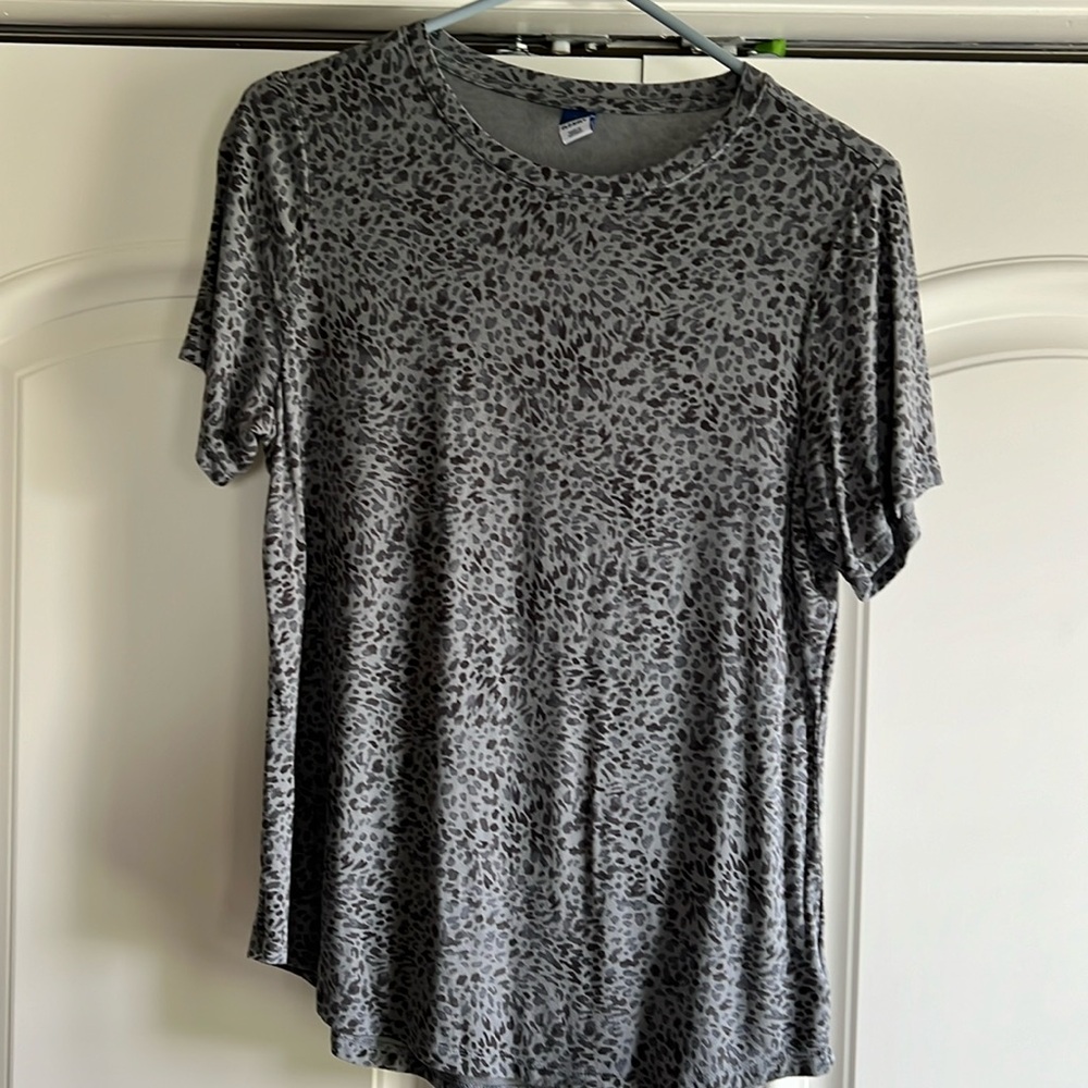 Old Navy Luxe T-shirt gray leopard